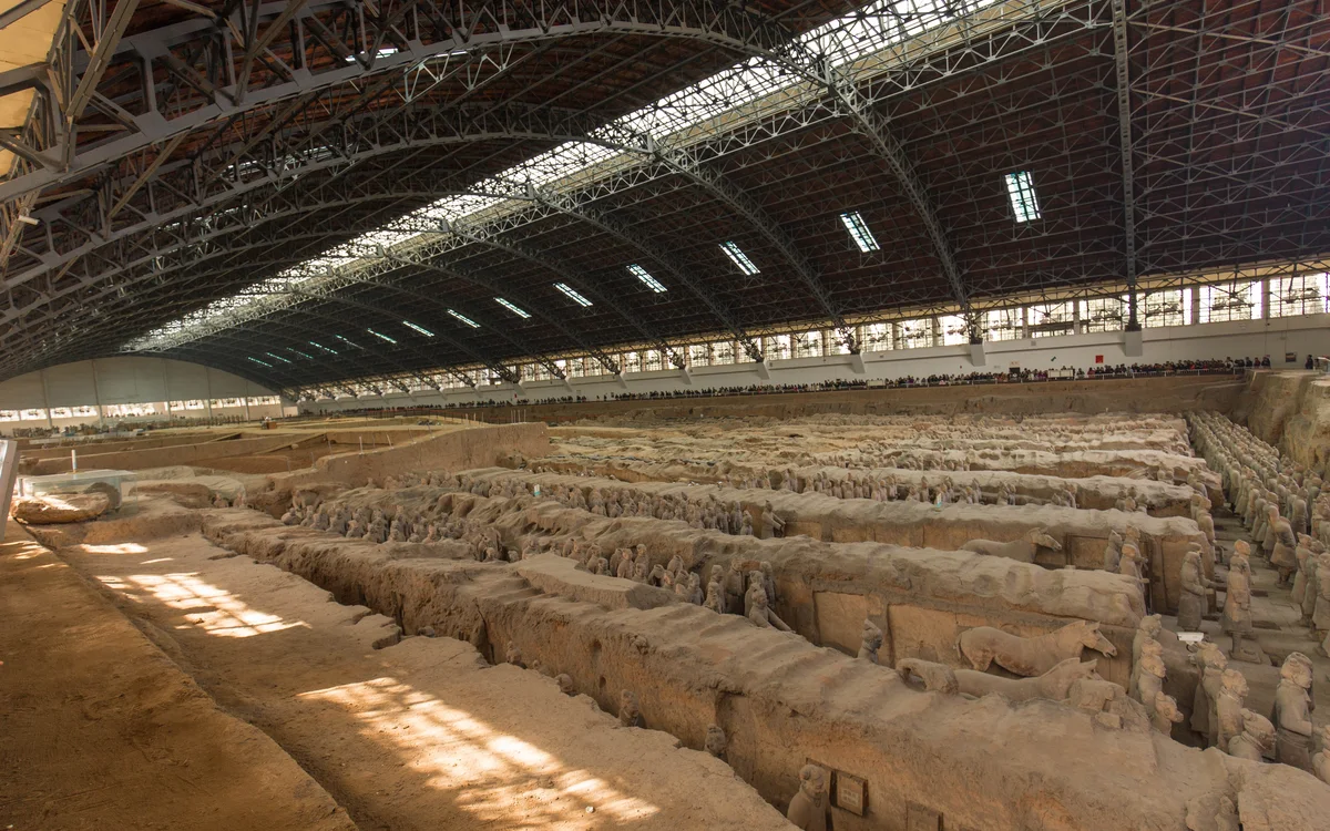 El foso 1 de los Guerreros de Terracota, en Xi’an, con las filas de figuras bajo la gran cubierta