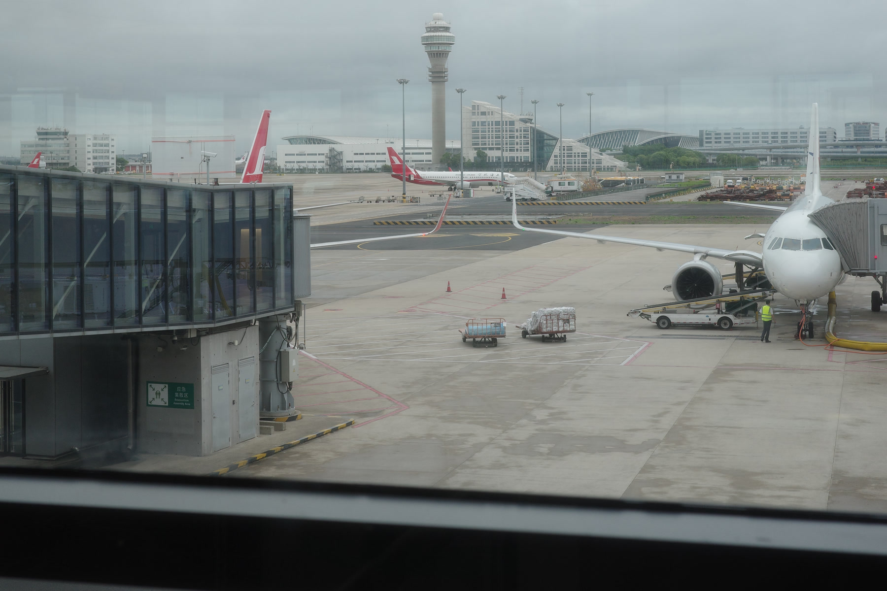 공항 창밖으로 보이는 항공기, 탑승교와 관제탑