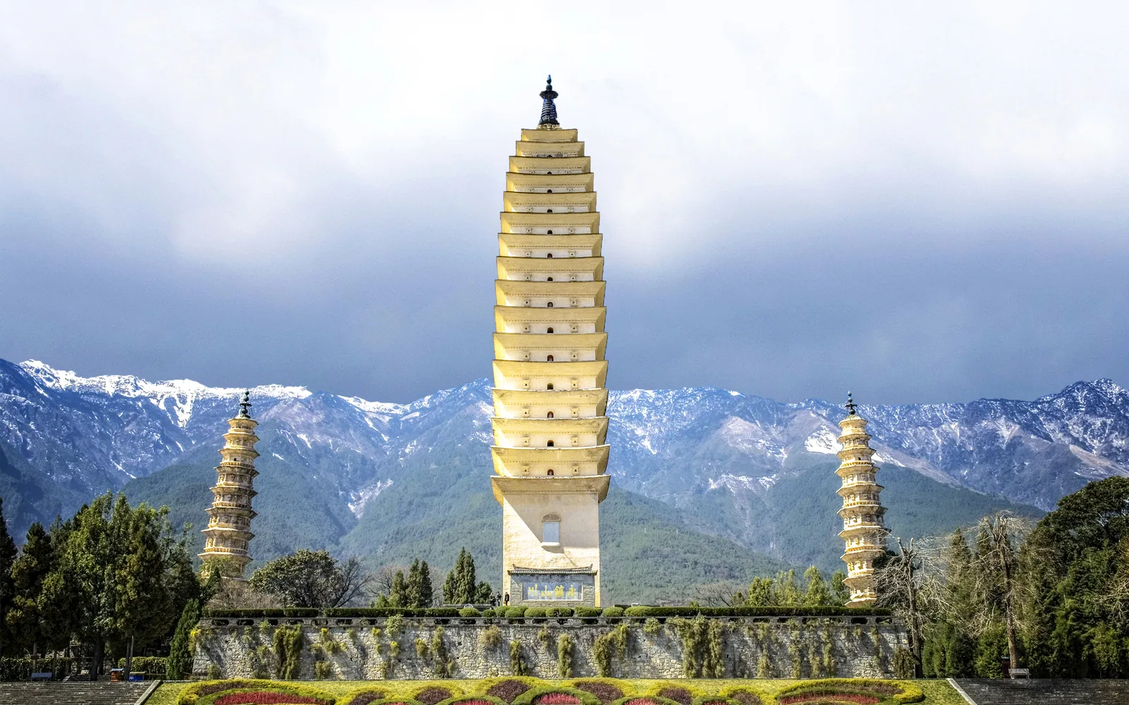 Trois Pagodes du temple Chongsheng avec les sommets enneigés de Cangshan en arrière-plan.