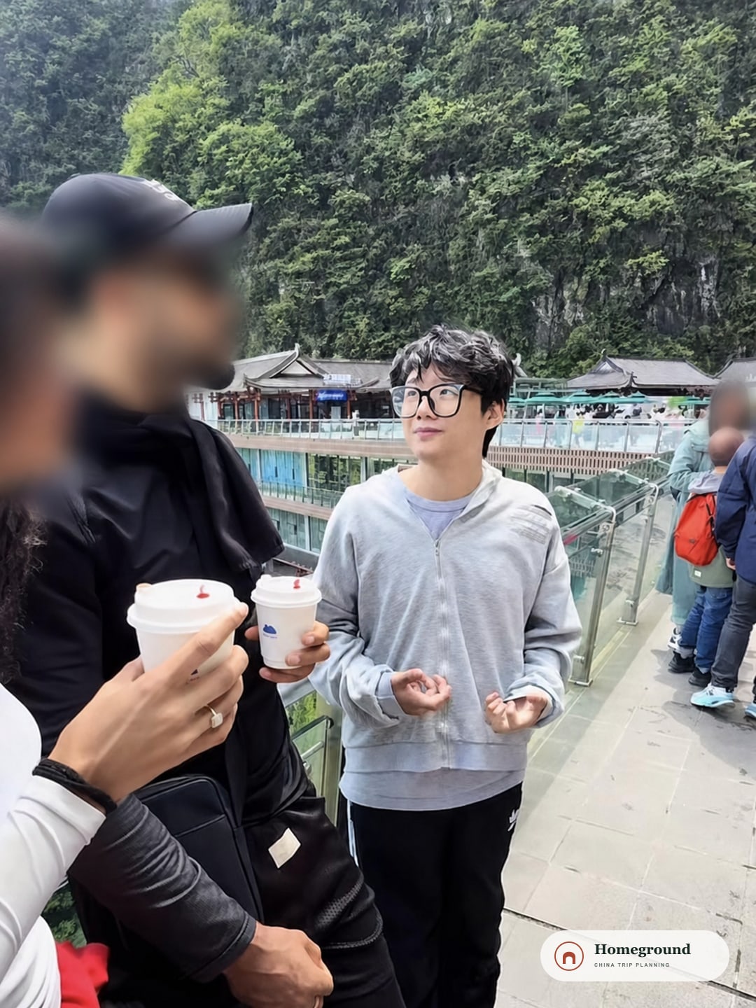 산악 관광지에서 여행객과 대화하는 Kevin. 여행객 얼굴은 개인정보 보호를 위해 흐림 처리했다.