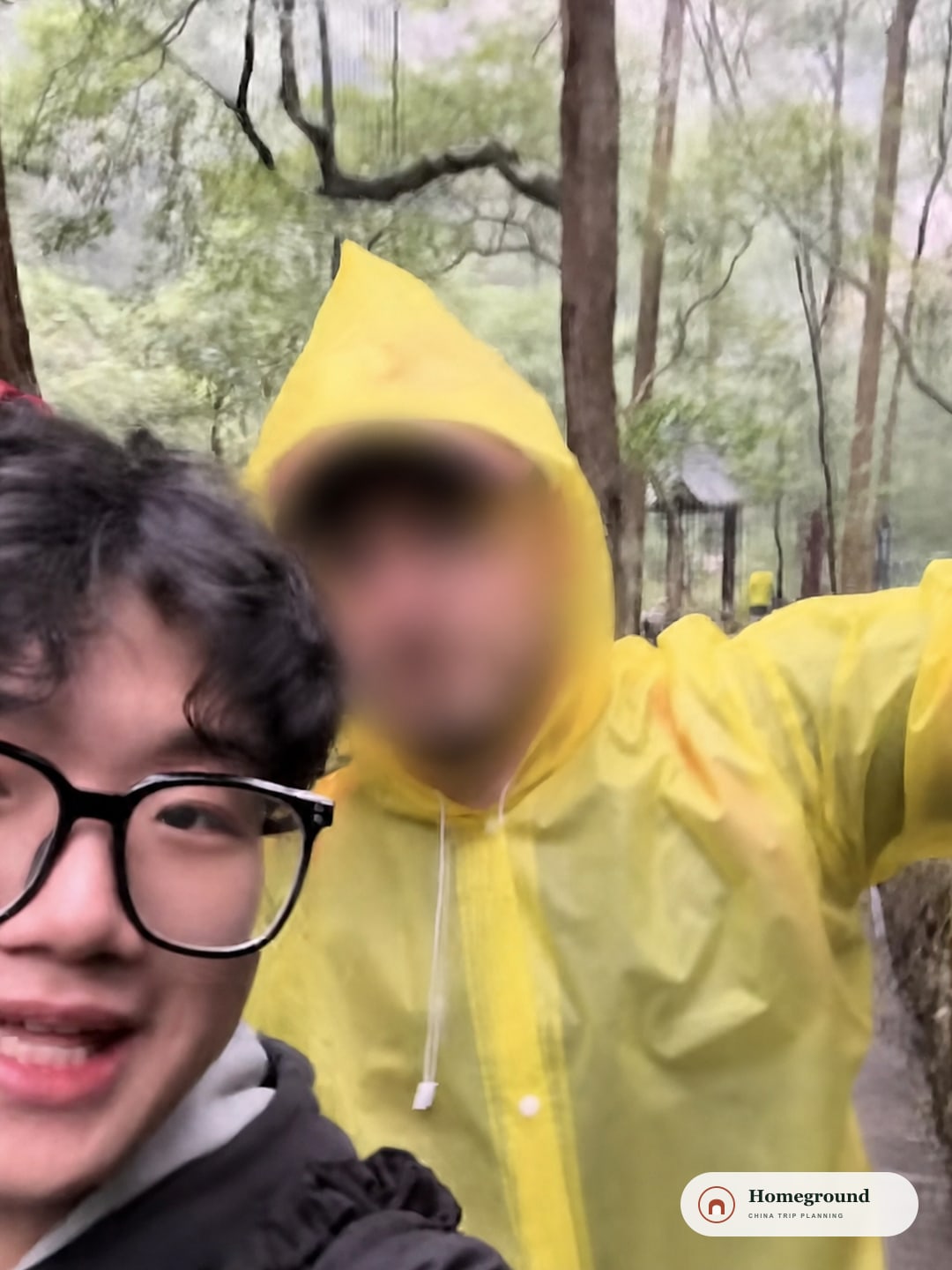 비 오는 날 노란 우비를 입은 여행객과 사진을 찍는 Kevin. 여행객 얼굴은 개인정보 보호를 위해 흐림 처리했다.