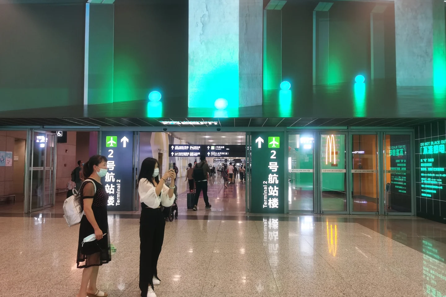 The signed passage from Shanghai Hongqiao Railway Station toward Hongqiao Airport Terminal 2.