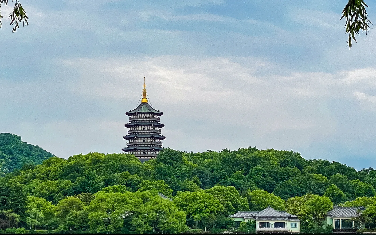 西湖南岸夕照山的树林上方露出的雷峰塔