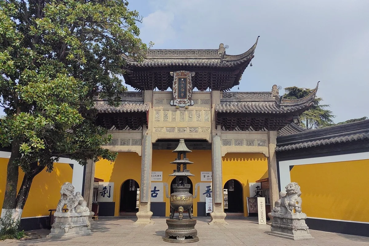 The entrance to Jinshan Temple in Zhenjiang carries the formal name Jiangtian Chan Temple.