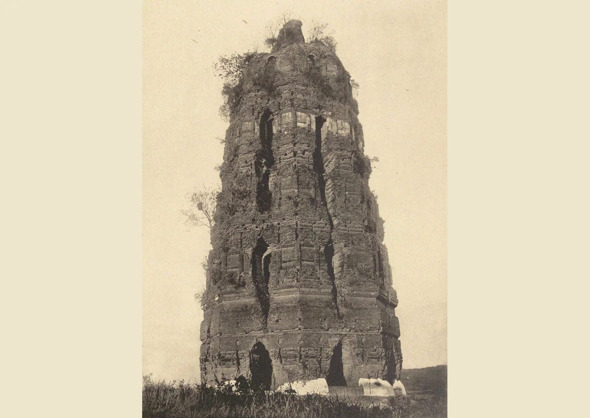 The damaged old Leifeng Pagoda photographed in 1918 before its 1924 collapse.