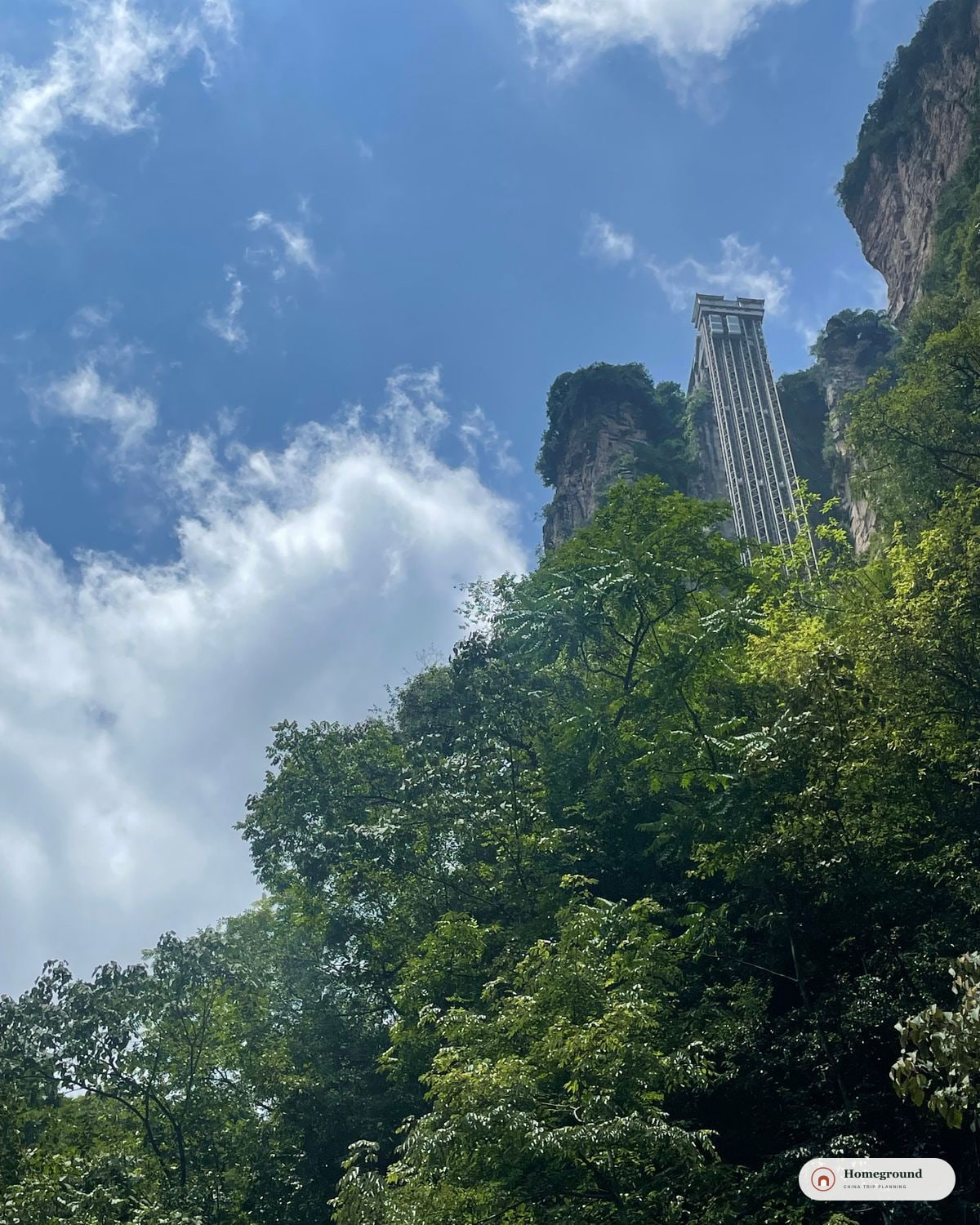蓝天下,百龙天梯沿张家界砂岩崖壁升起。
