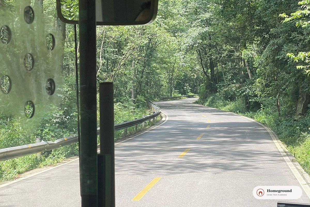 张家界景区环保车内向前望,护栏外是一条盘山公路。