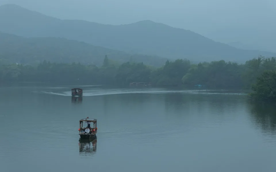Aguas del Lago del Oeste y colinas boscosas de Hangzhou