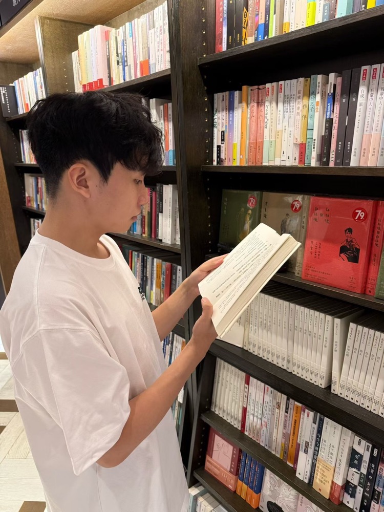 서점에서 책을 읽는 Evan