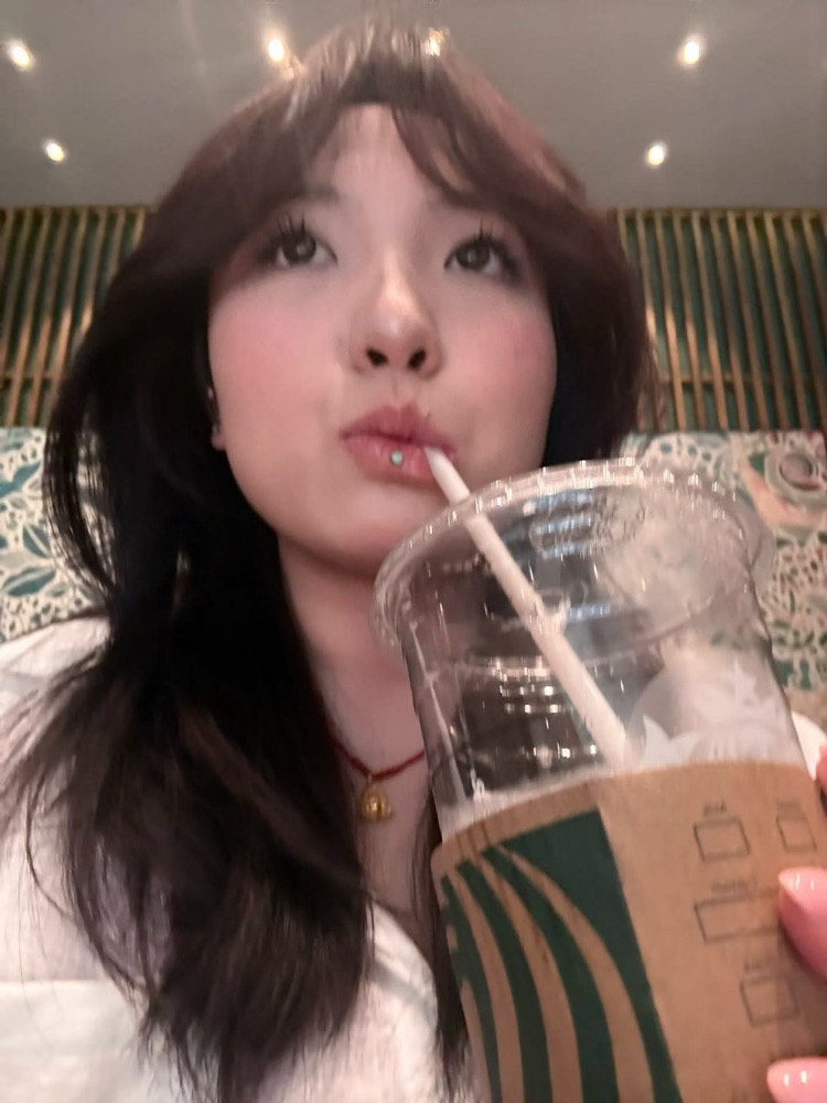 여행 중 음료를 마시며 쉬는 Vivi
