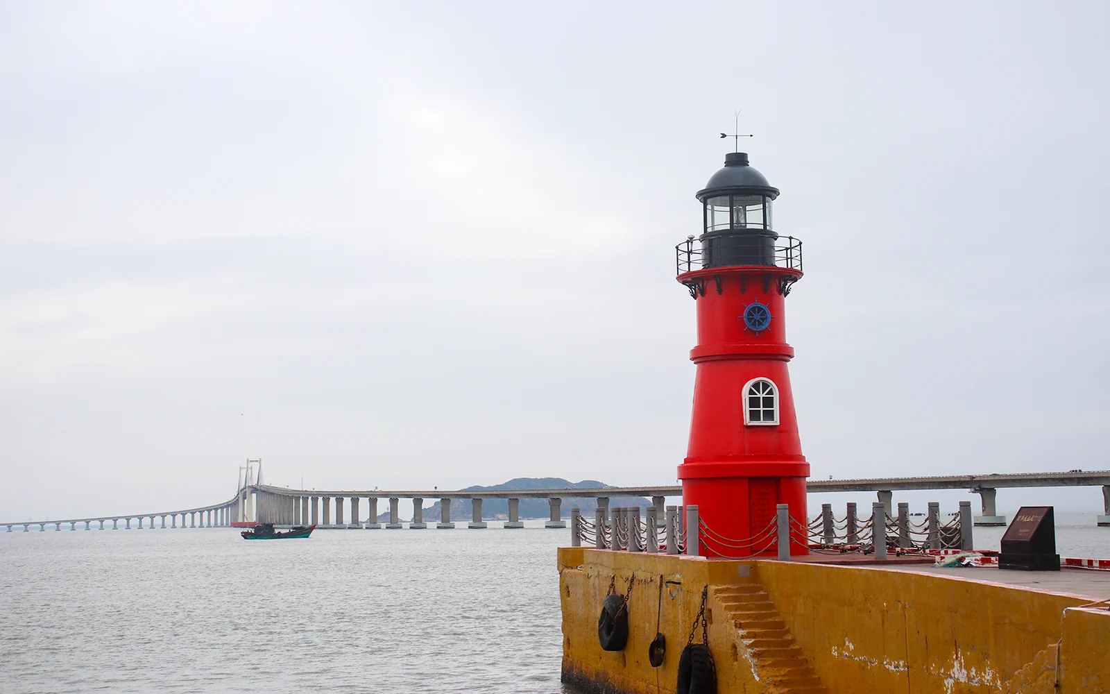 Changshanwei Lighthouse and Nan'ao Bridge