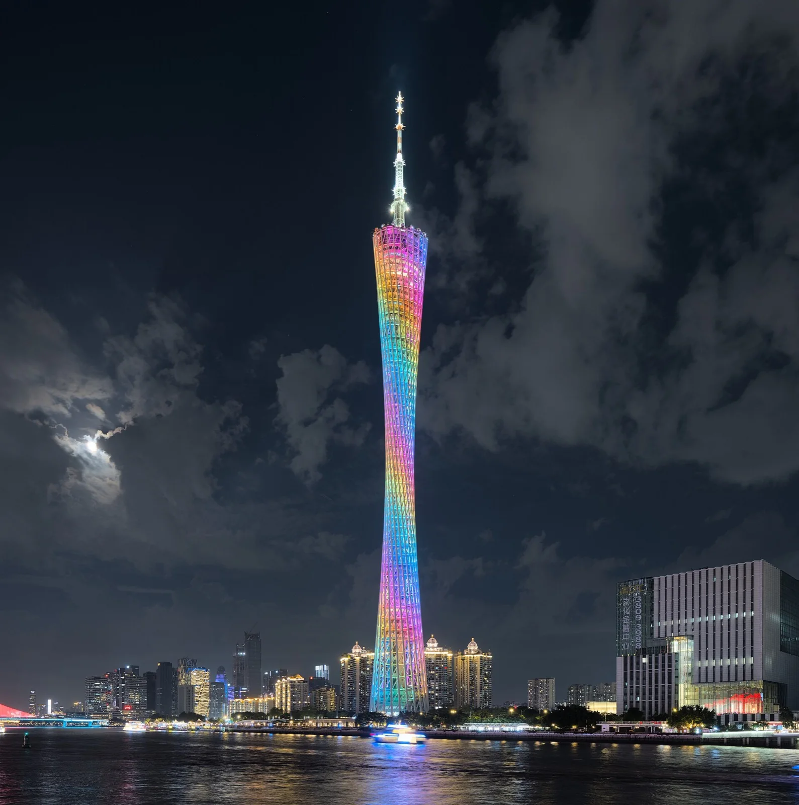 夜の広州塔と珠江
