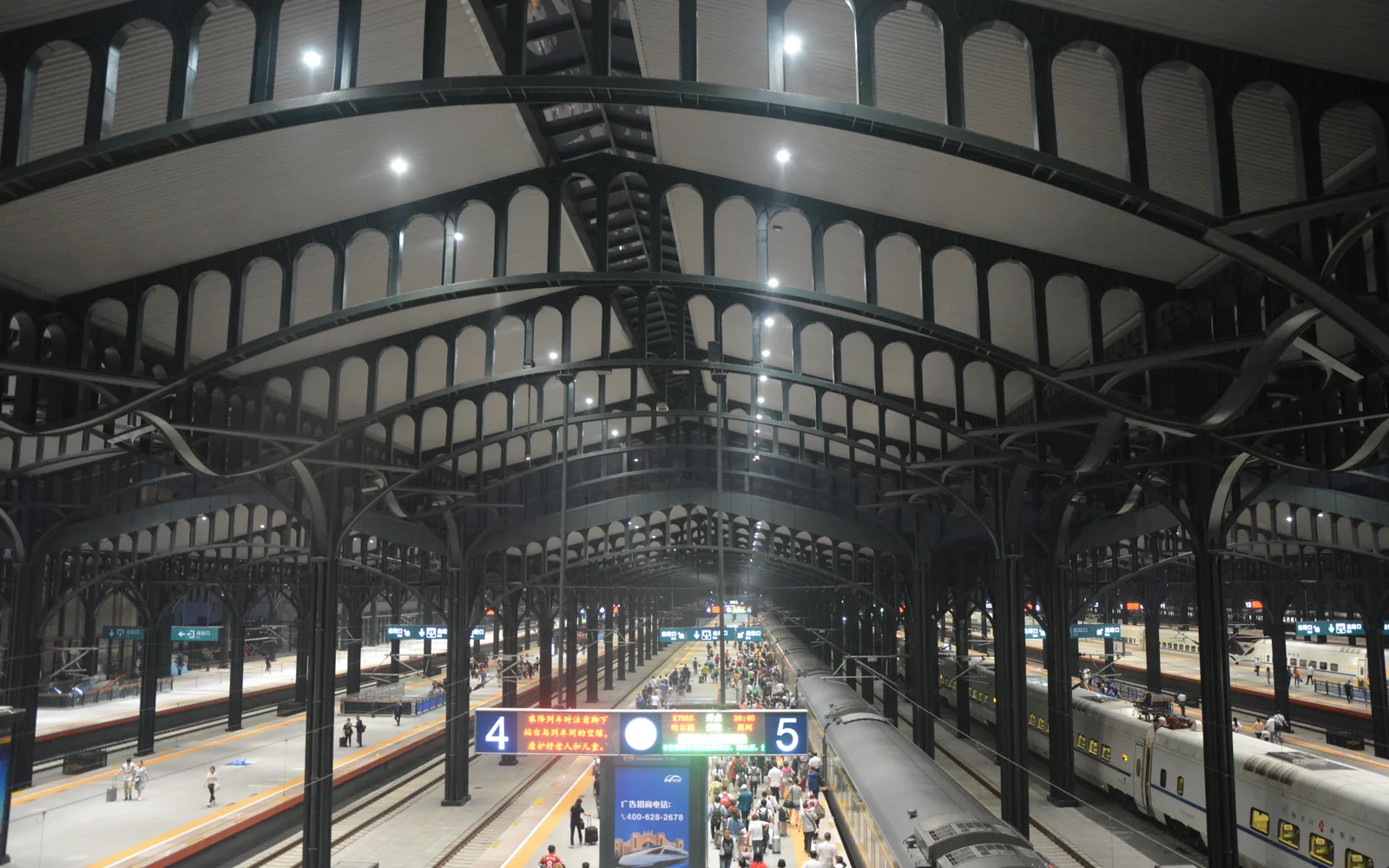 ハルビン駅構内の左右対称のホーム屋根とプラットホーム
