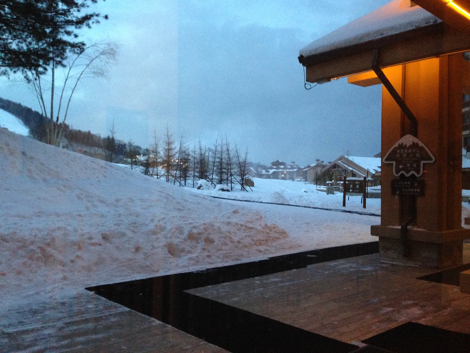 Edificios nevados en la zona de Wanda Resort