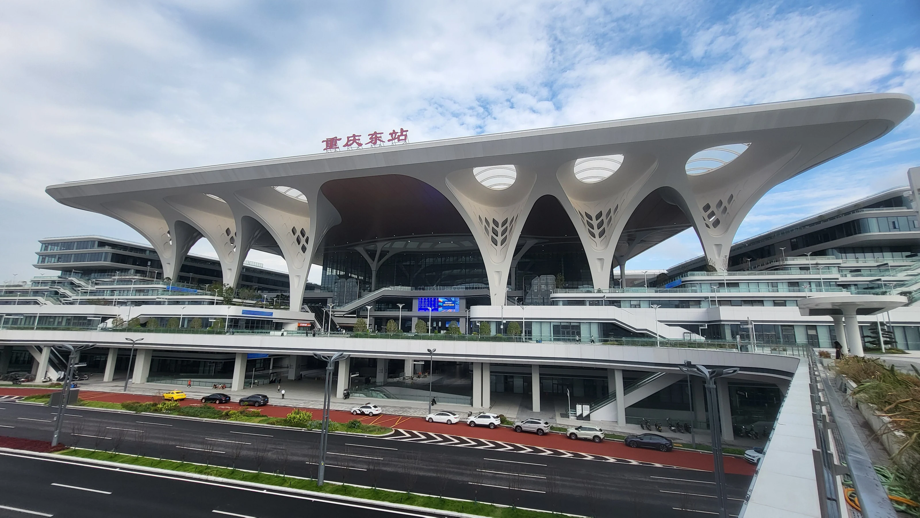 重慶東駅へのアプローチ