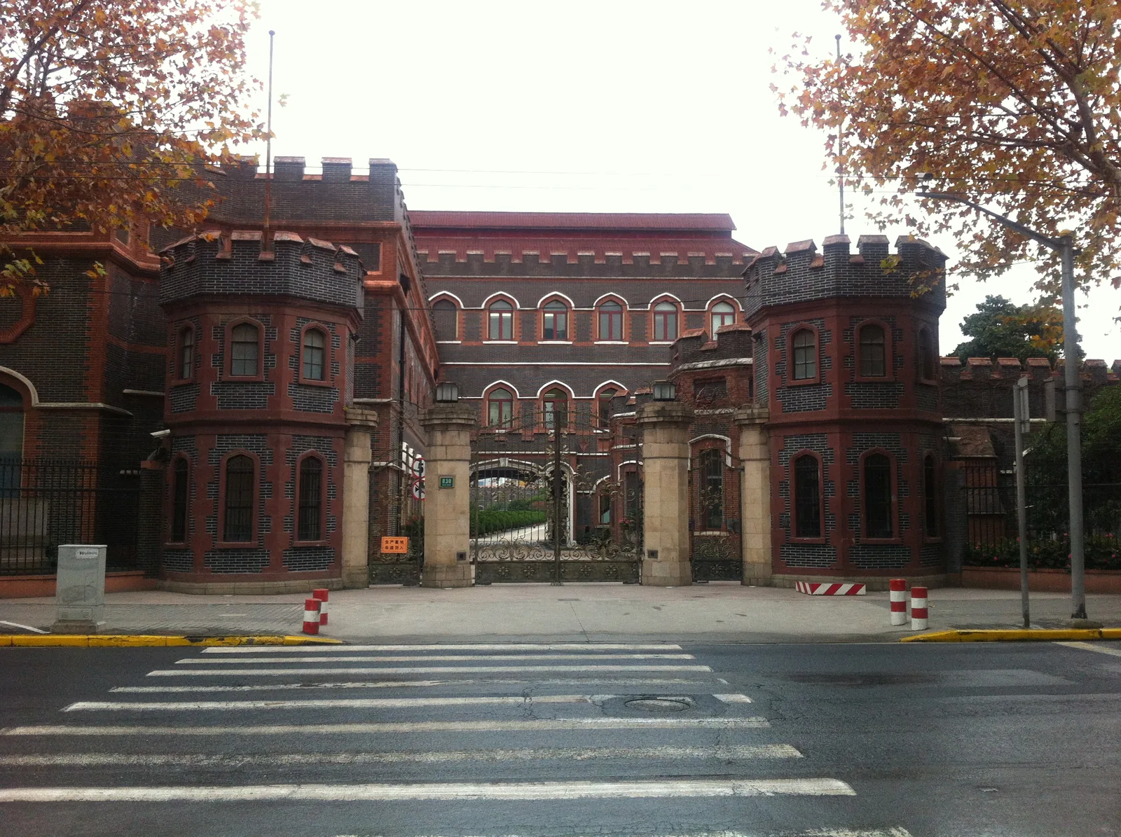Entrada con forma de castillo de la planta de agua de Yangshupu, en Shanghái