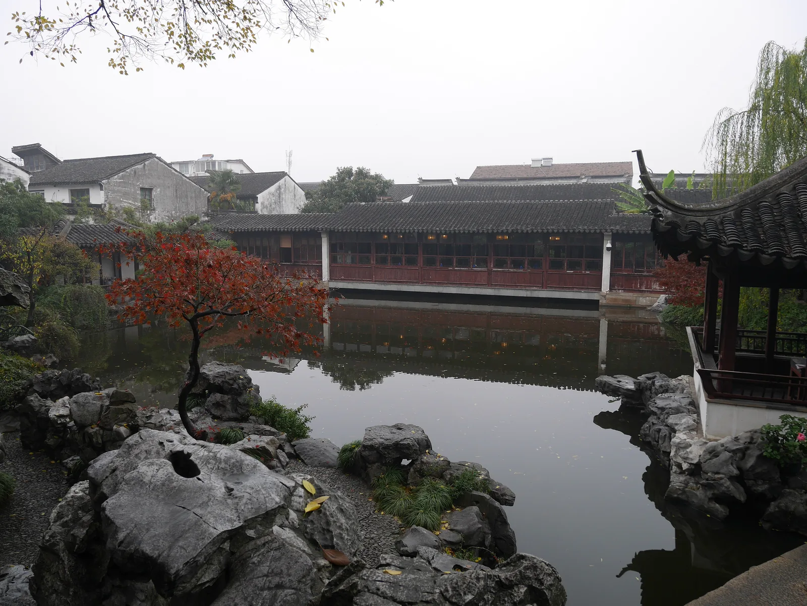 El estanque de Yipu, en Suzhou, frente a una larga galería junto al agua