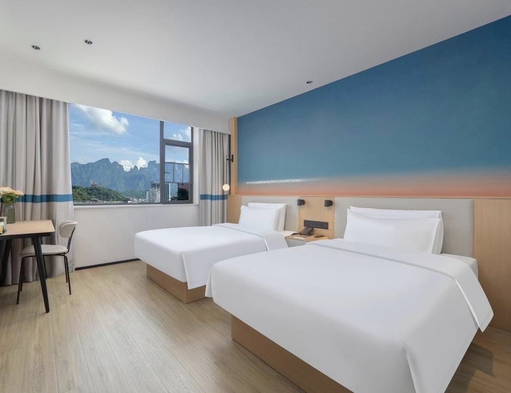 Bright twin room with two beds and a window outlook
